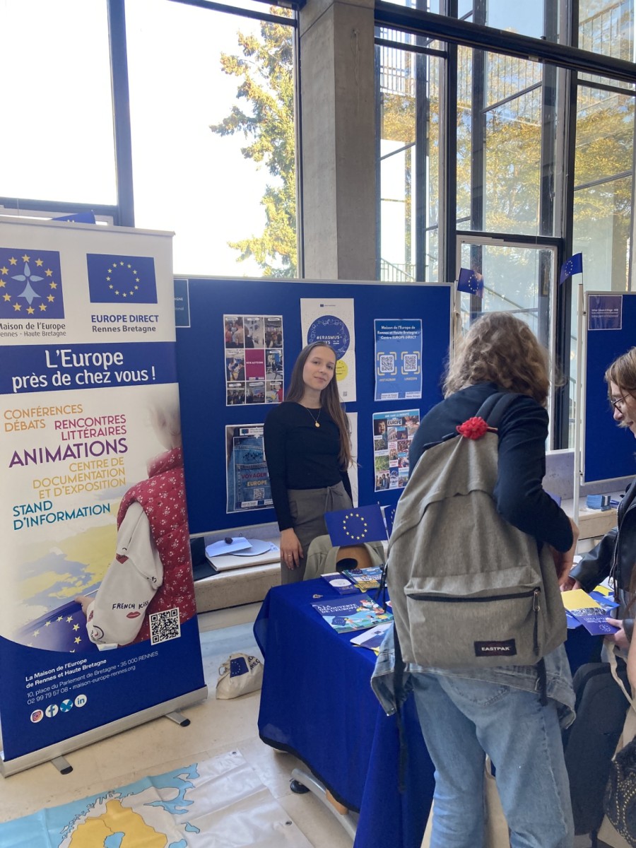 Marie tient le stand à l'Université de Rennes Marie tient le stand à l'Université de Rennes