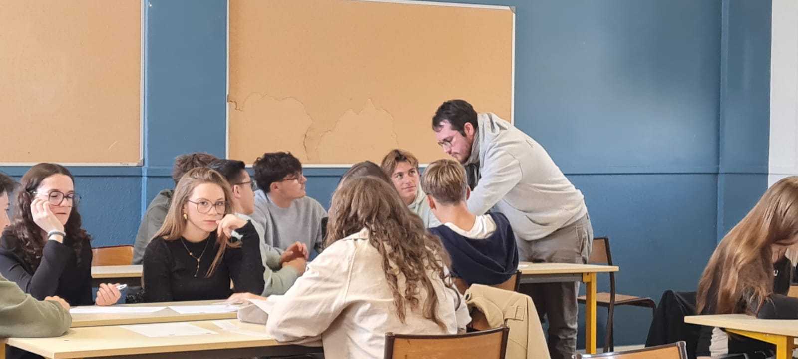 Youenn en pleine discussion avec un groupe d'une simulation parlementaire à Brest Youenn en pleine discussion avec un groupe d'une simulation parlementaire à Brest