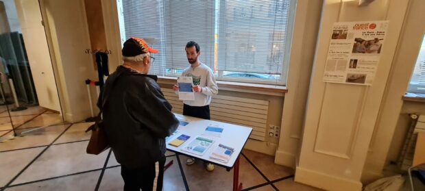 Accueil des participants avec une fiche thématique sur l'économie circulaire.